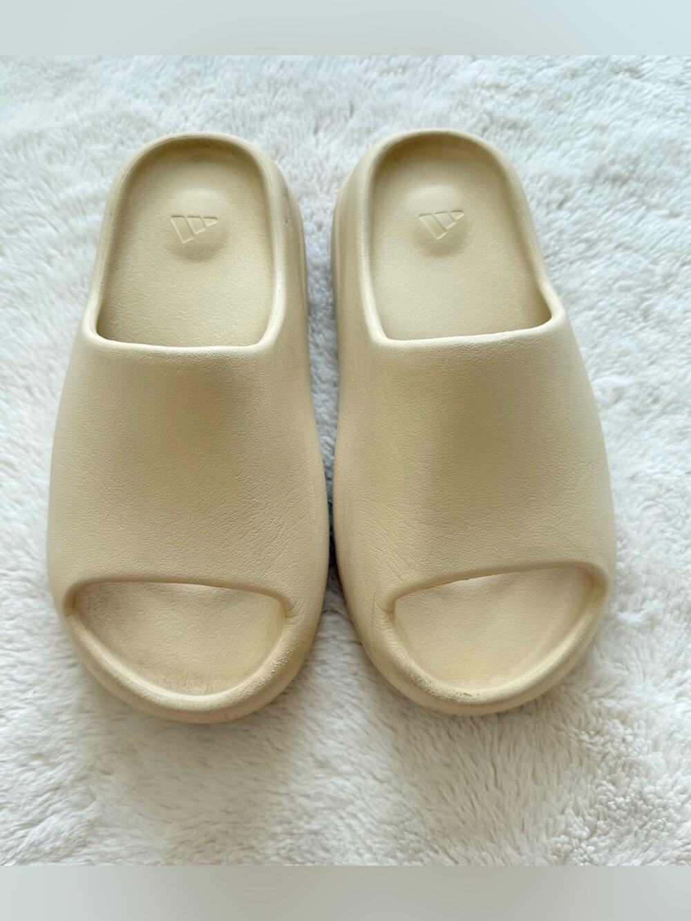 Yeezy slides unisex bone color size 7M Authentic